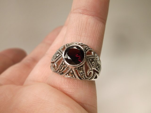 Beautiful Sterling Silver Garnet Ring 7 (1 of 2)