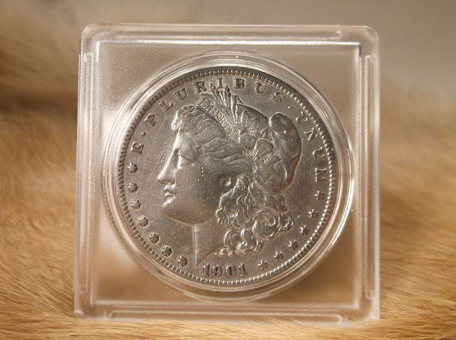 1901 O US Silver Morgan Dollar (1 of 2)