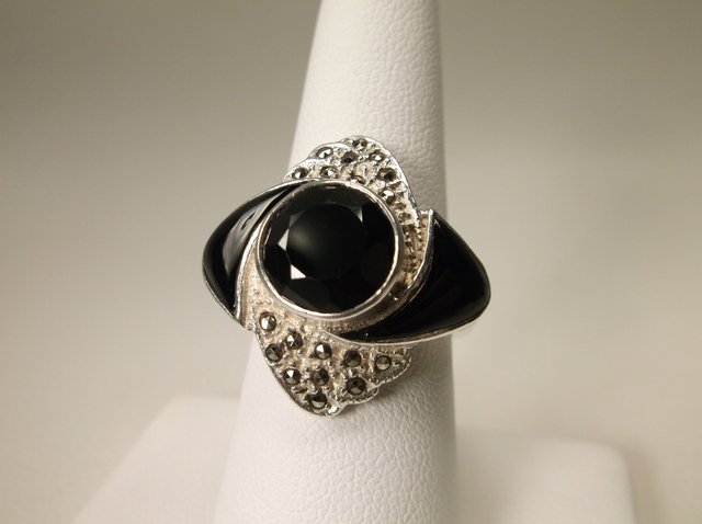 Beautiful Sterling Silver Onyx Ring 8 Signed (1 of 2)