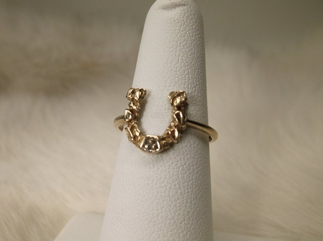 Gorgeous 10kt Gold Horseshoe Nugget Ring 7 (1 of 2)