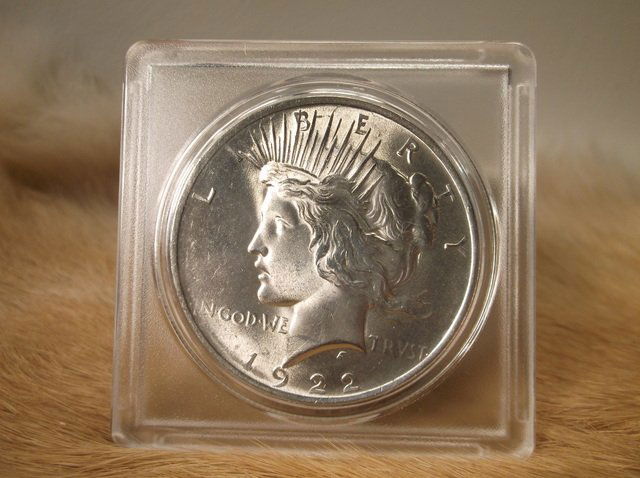 1922 US Silver Peace Dollar (1 of 2)