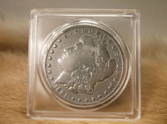 1901 O US Silver Morgan Dollar (1 of 2)