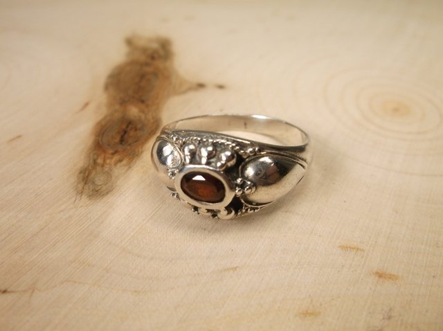 Gorgeous Sterling Silver Garnet Ring 8 (1 of 1)