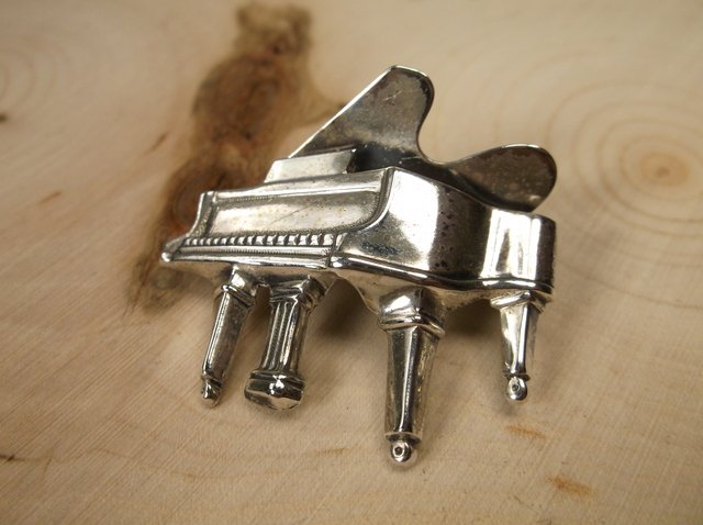 Beautiful Antique Sterling Silver Piano Brooch: .