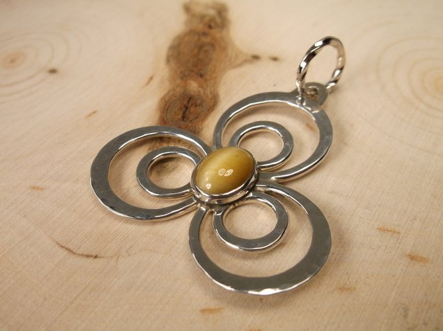 Gorgeous Sterling Silver Tigers Eye Pendant: .