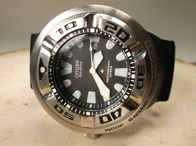 Gorgeous Citizen Eco Drive Professional Divers Watch: Gorgeous heavy large wristwatch, professional divers edition, winds by movement and works great, like new condition