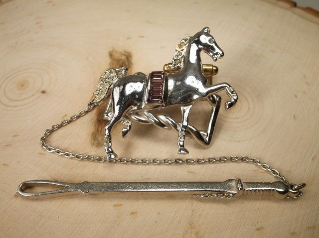 1959 Gorgeous Rhinestone Horse Whip Scarf Clip (1 of 3)