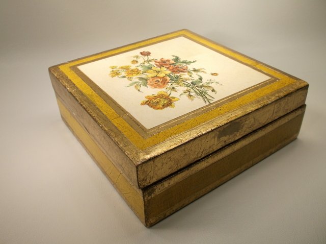 Beautiful Vintage Italian Wood Box: .