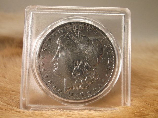 1900 O US Silver Morgan Dollar Turn Century (1 of 2)