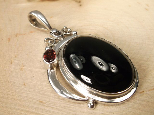 Gorgeous Large Sterling Silver Garnet Onyx Pendant (1 of 1)