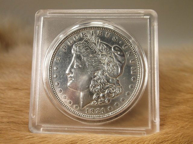 Gorgeous 1921 US Silver Morgan Dollar (1 of 2)