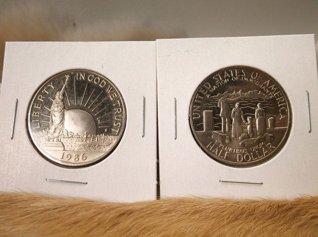 2 US 1986 Immigrants Half Dollar Commemorative (1 of 1)