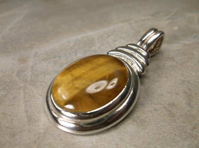 Gorgeous Sterling Silver Tigers Eye Pendant: .