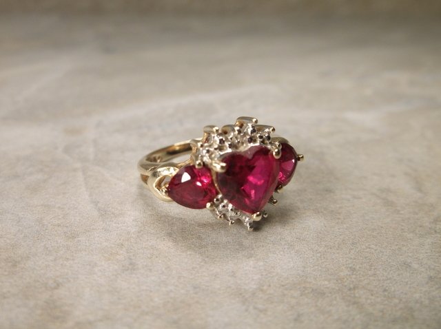 Stunning 10kt Gold Gen 2ct Ruby Ring 7 (1 of 3)