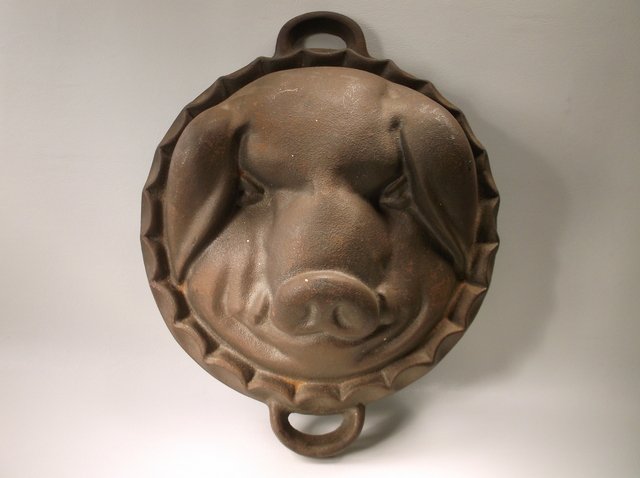 Gorgeous Cast Iron Pigs Head Cornbread Pan (1 of 4)