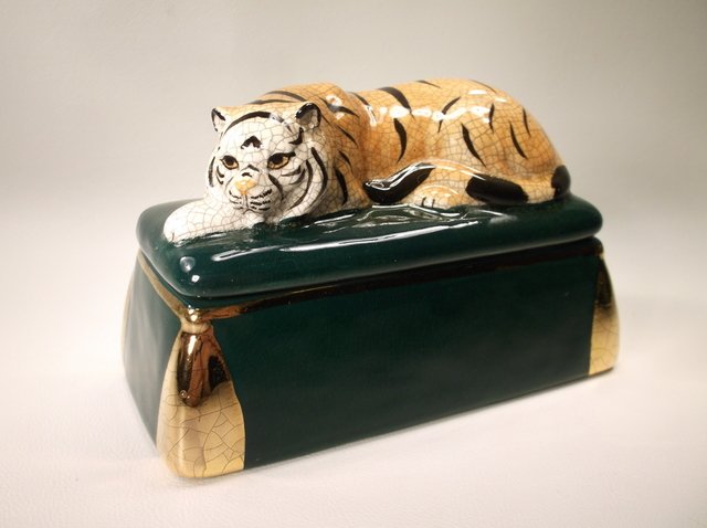 Gorgeous Vintage Porcelain Tiger Box (1 of 2)