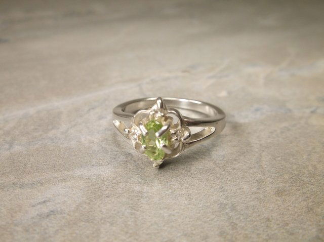 Gorgeous Sterling Genuine Diamond Peridot Ring 7 (1 of 1)