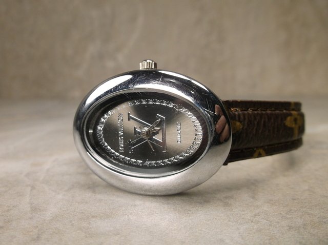 Gorgeous Authentic Louis Vuitton Ladies Wristwatch (1 of 4)