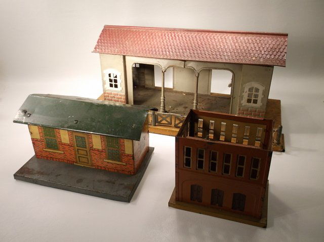 Antique Pre-War Lionel O Gauge Train Buildings (1 of 4)