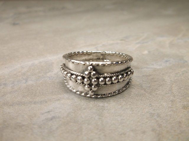 Gorgeous Sterling Silver Dot Ring 7.5 (1 of 1)