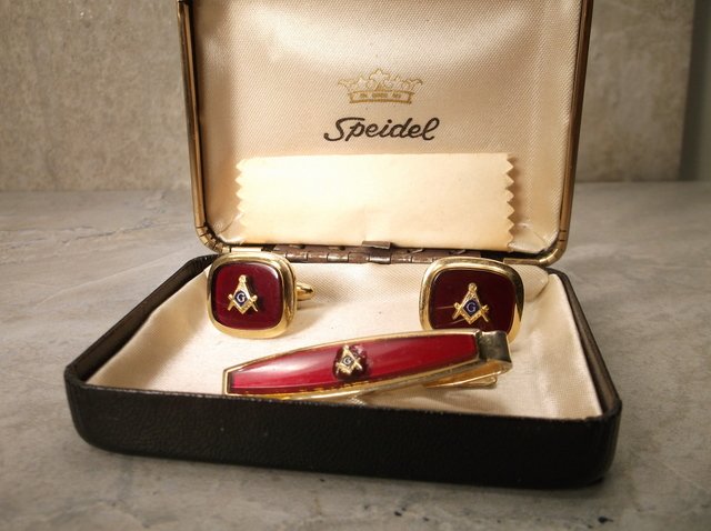 Gorg Antique Ruby Red Masons Cufflinks Tie bar (1 of 2)