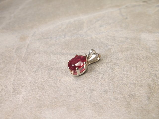 Gorgeous Sterling Gen .50ct Ruby Pendant (1 of 1)