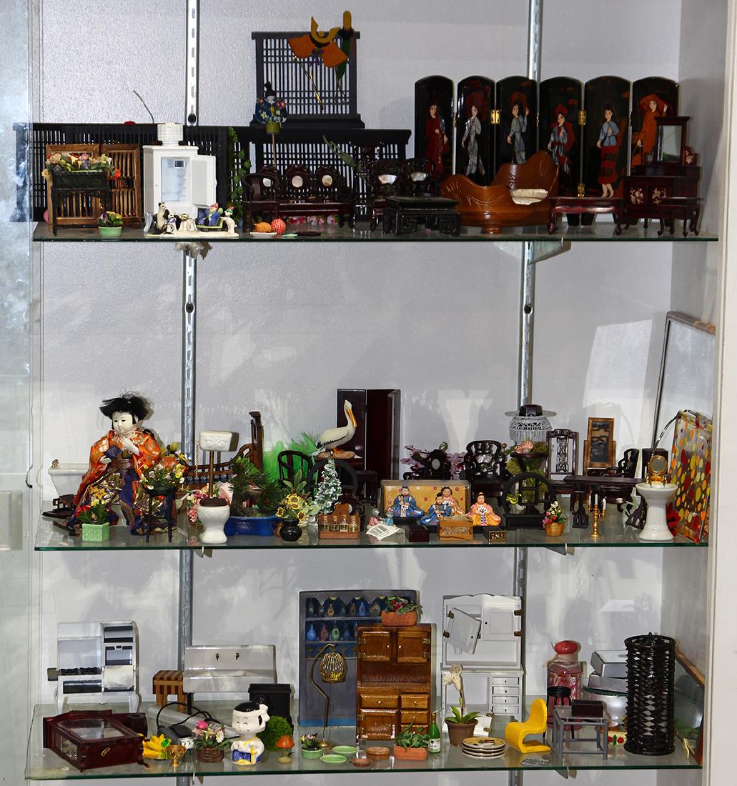 (lot of 50+) Doll house furniture group, consisiting of (1 of 6)