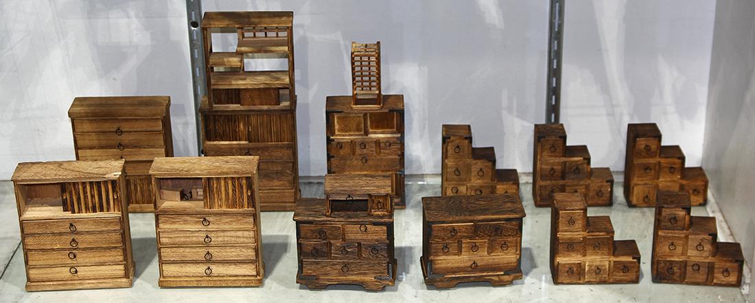 (lot of 12+) Doll house furniture group, consisiting of (1 of 2)