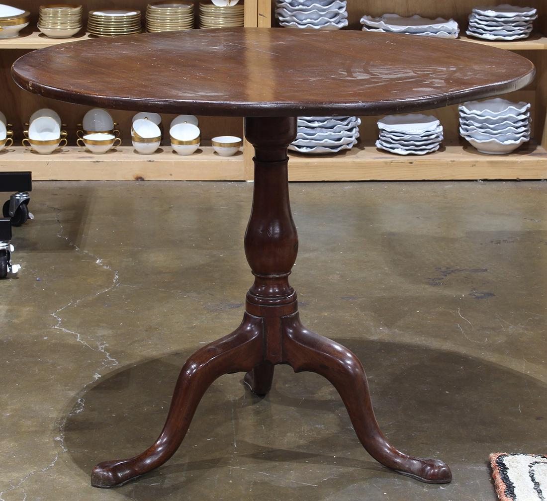 Queen Anne tilt top tea table, rising on a tri-pod (1 of 3)