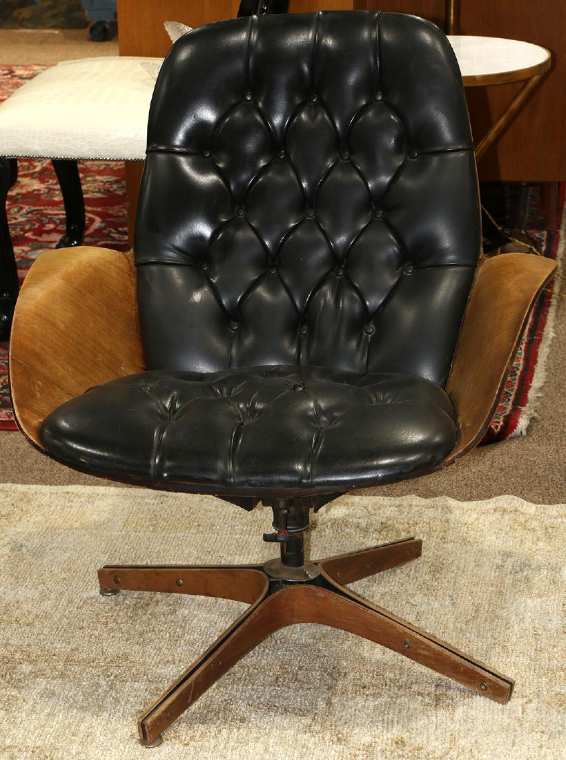Mid-Century George Mulhauser for Plycraft lounge chair: Mid-Century George Mulhauser for Plycraft lounge chair, having a tufted black leather seat and back, above bentwood arms, 32"h