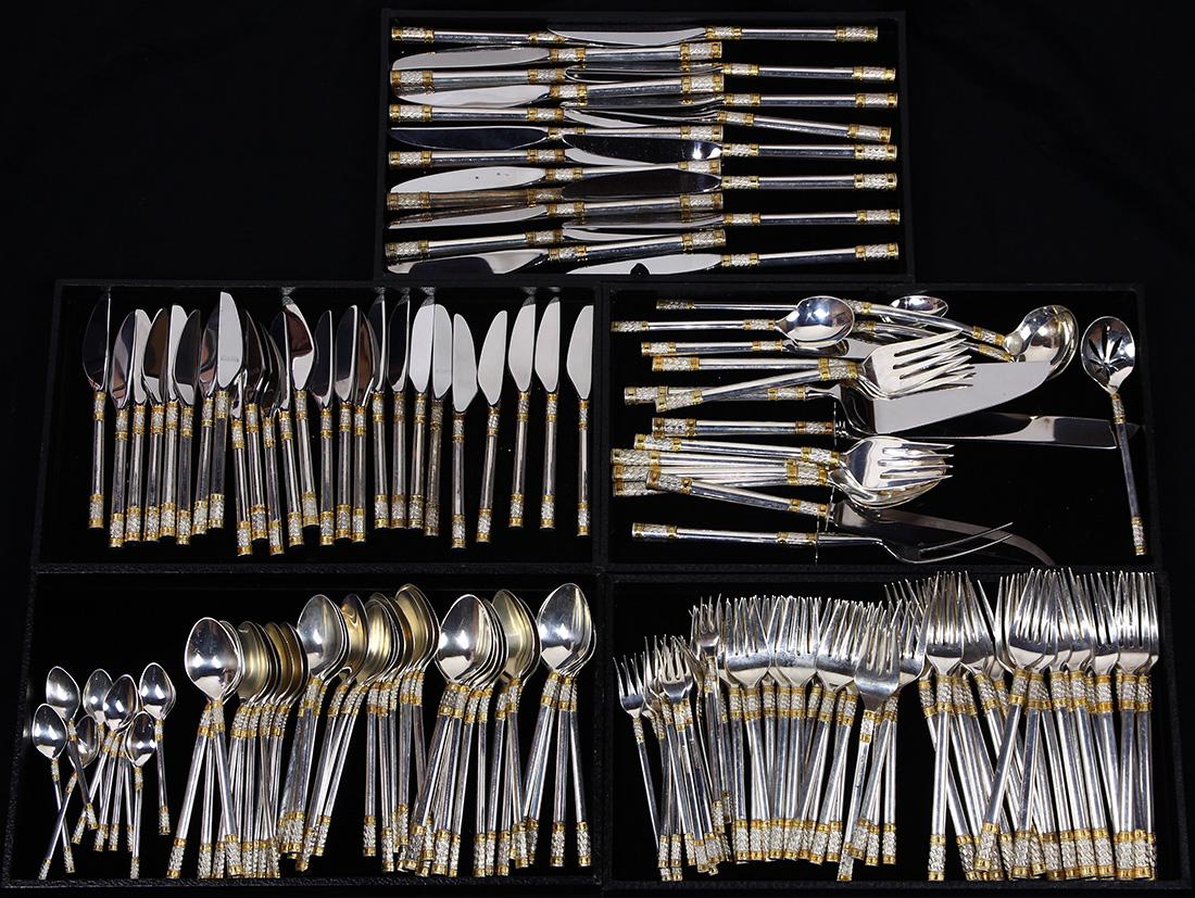(lot of 162) Wallace sterling flatware, executed in the (1 of 2)