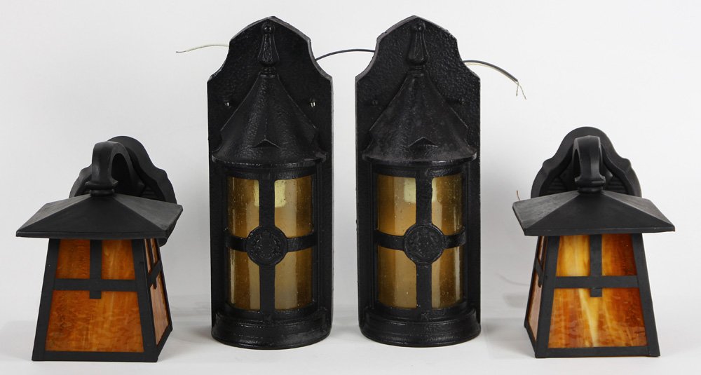 (lot of 4) Arts and Crafts style sconces, consisting of (1 of 4)