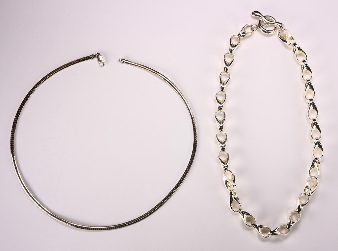 Sterling silver jewelry: (Lot of 2) Sterling silver jewelry Including 1) Robert Lee Morris sterling silver, 17 1/2 inch, link necklace, marked Robert Lee Morris, 925, accompanied by Robert Lee Morris pouch; together with 1) s