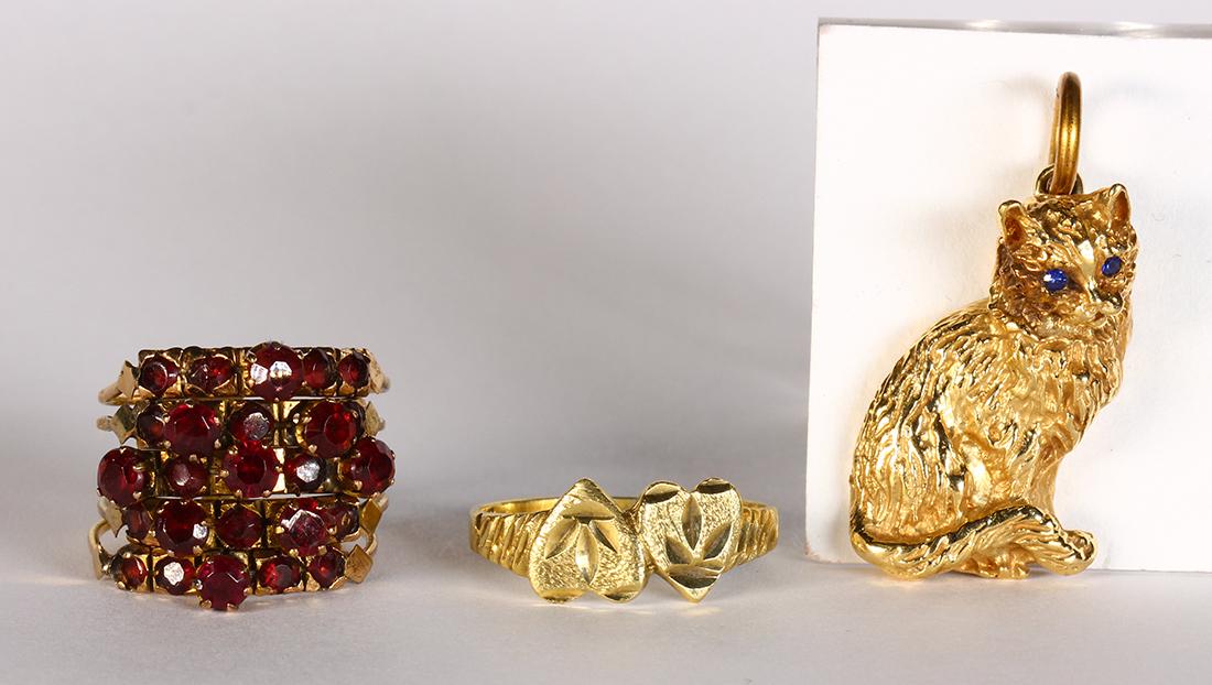 (Lot of 3) Garnet, synthetic sapphire, yellow gold and (1 of 3)