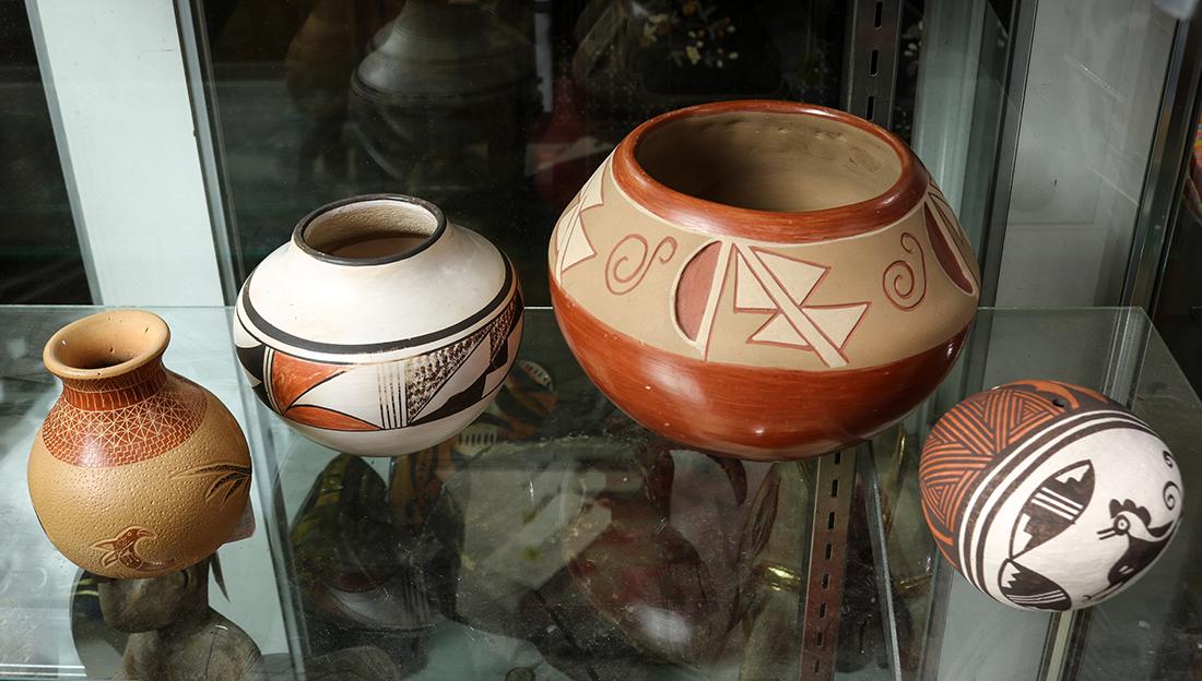 Acoma and Navajo pottery group, consisting of vases of (1 of 3)