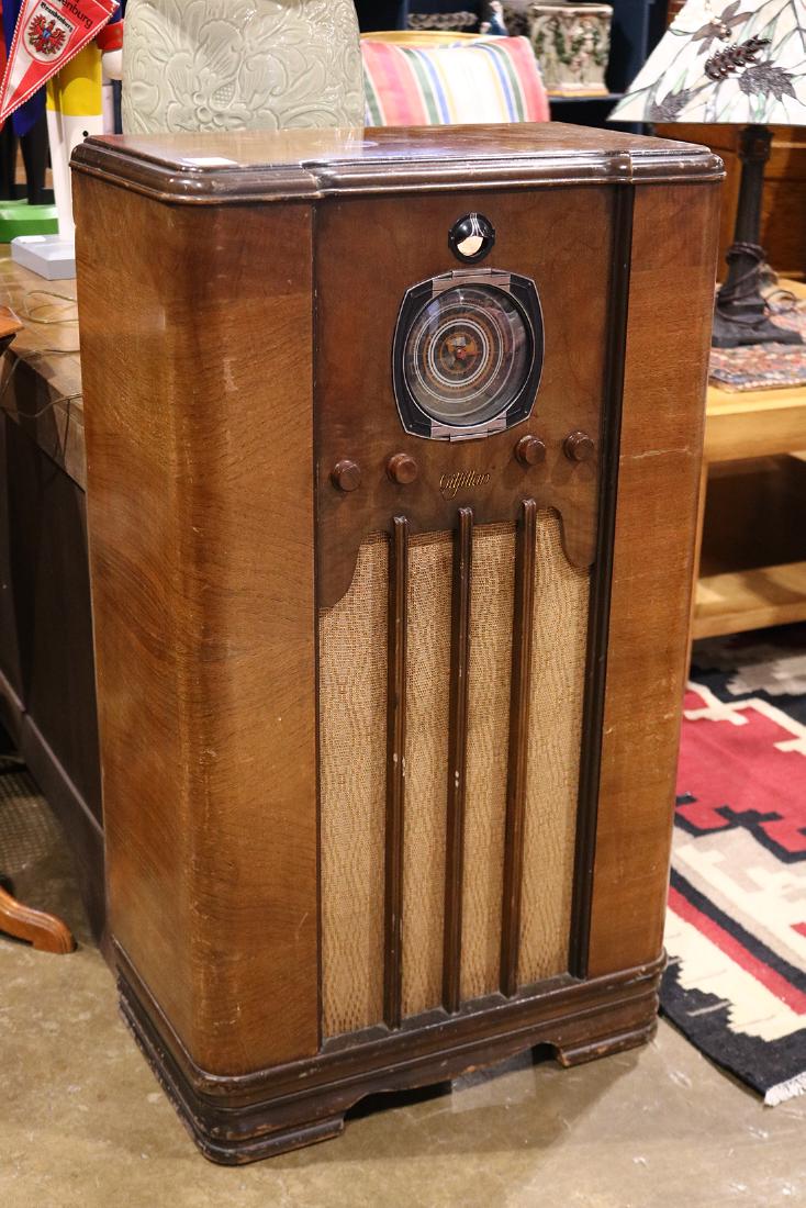 Lot Of 2 Vintage Radios Consisting Of A Gilfillan
