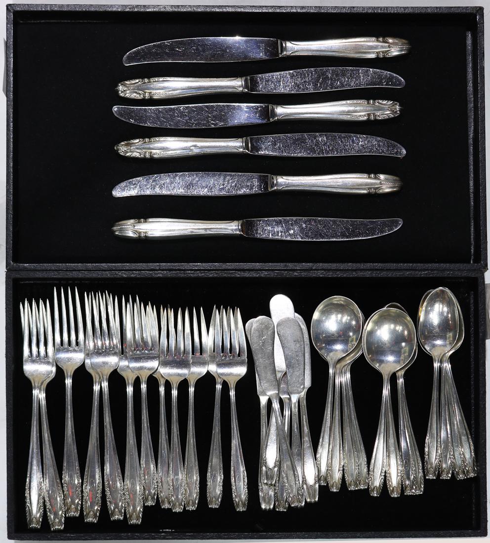 (lot of 36) Wallace Silversmiths sterling silver: (lot of 36) Wallace Silversmiths sterling silver flatware service in the "Stradivari" pattern, consisting of (6) dinner forks, (6) luncheon forks, (6) tea spoons, (6) soup spoons, (6) dinner knives, (