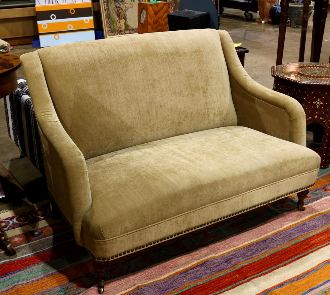 Hollywood Regency style upholstered settee, having a (1 of 1)