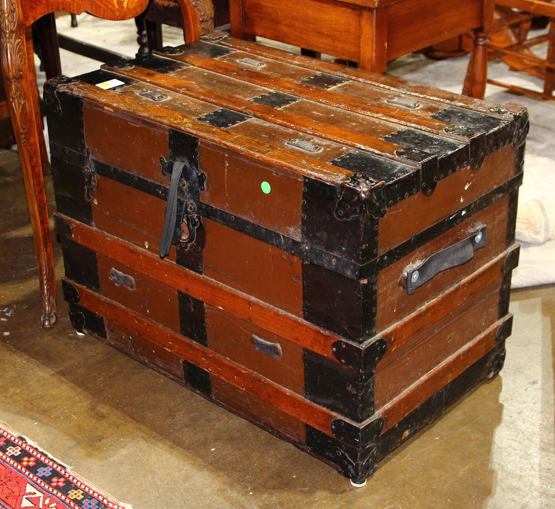 (lot of 2) Victorian ribbed steamer trunks, having an (1 of 2)