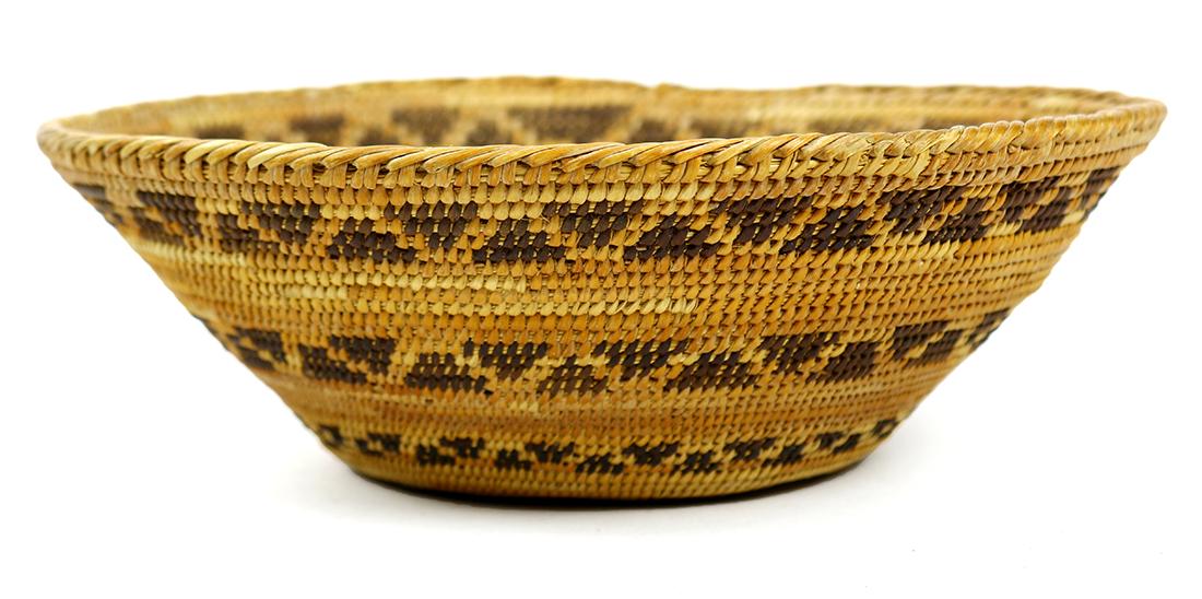 Native American Mono monochrome decorated basket (1 of 4)