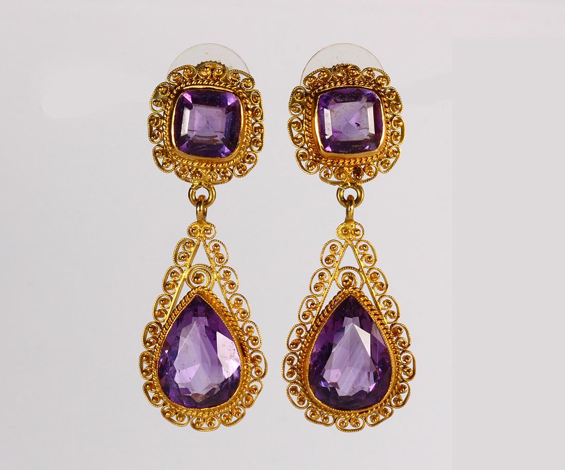 Pair of amethyst and 18k yellow gold earrings (1 of 2)
