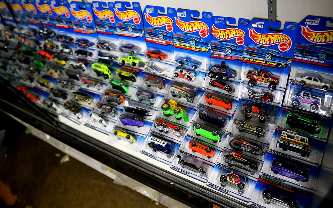 (lot of approx 90) Mattel Hot Wheels car group, each in (1 of 2)