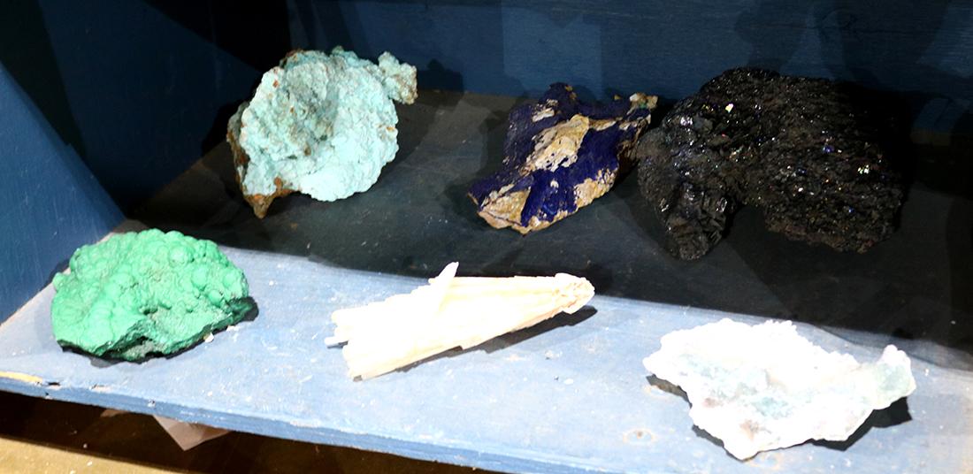 (lot of 6) Assorted geode and crystal specimens (1 of 2)
