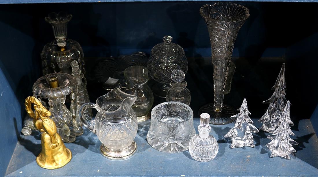 (lot of approx. 17) Assorted glass and crystal table (1 of 1)