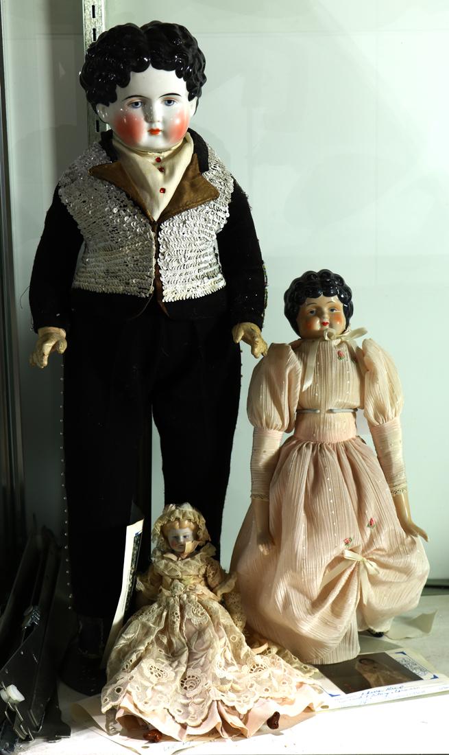 (lot of 3) Doll group (1 of 1)