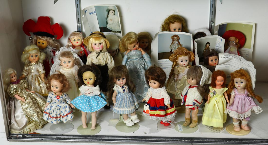 (lot of 22) Doll group (1 of 1)