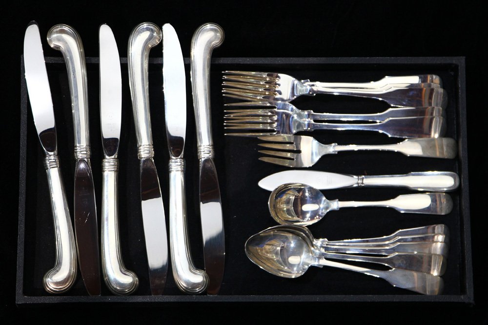 Gorham sterling silver flatware service: (lot of 19) Gorham sterling silver flatware service in the "Old English Tipt" pattern, consisting of (6) pistol handle dinner knives, (5) tablespoons, (5) dinner forks, sugar spoon, butter knife with 