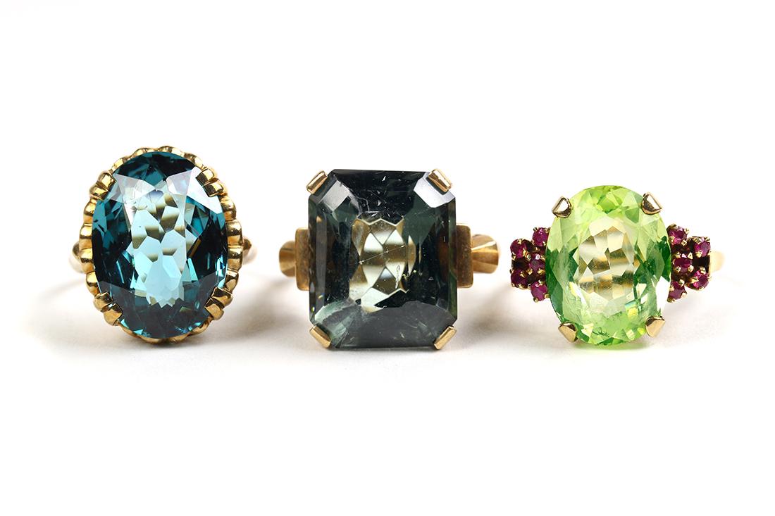 Synthetic spine, glass and yellow gold rings (1 of 2)