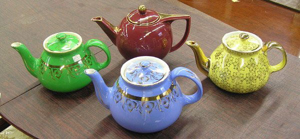 Hall teapots ''New York'': (lot of 4) Hall teapots consisting of ''New York'' 6 cup in canary yellow with all over gilt floral motif, ''New York'' 6 cup in green with gilt ivy motif, ''New York'' 8 cup in Dresden blue, and ''St