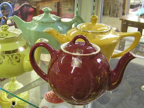Hall teapots New York French Victorian: (lot of 4) Hall teapots consisting of ''New York'' 6 cup in canary yellow with gilt ivy decoration, ''French'' 6 cup in maroon with all over gilt floral motif, ''Victorian'' in Connie green, and a ''C